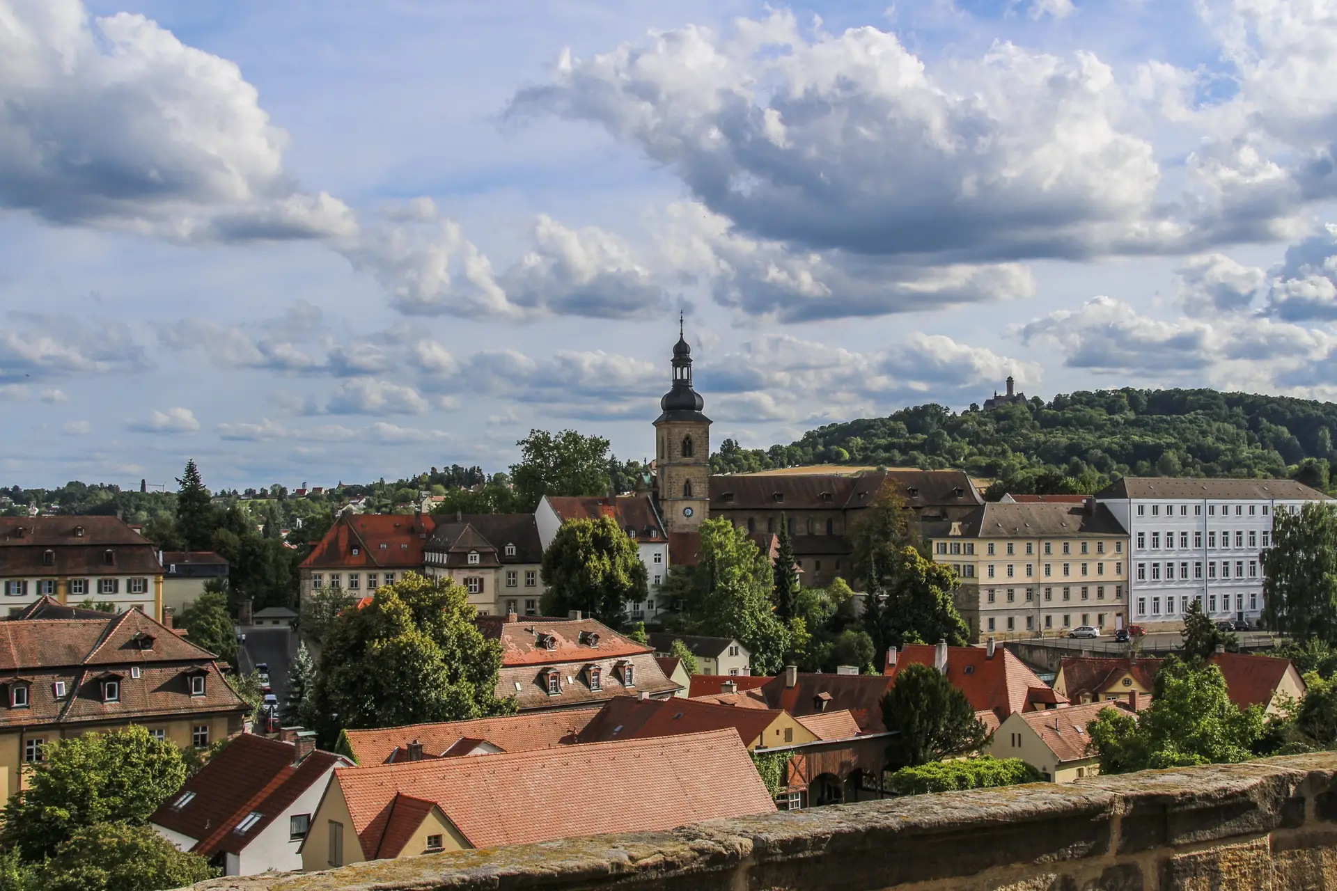 Blick über die Dächer der Bamberger Altstadt mit Kirchturm und Michaelsberg im Hintergrund