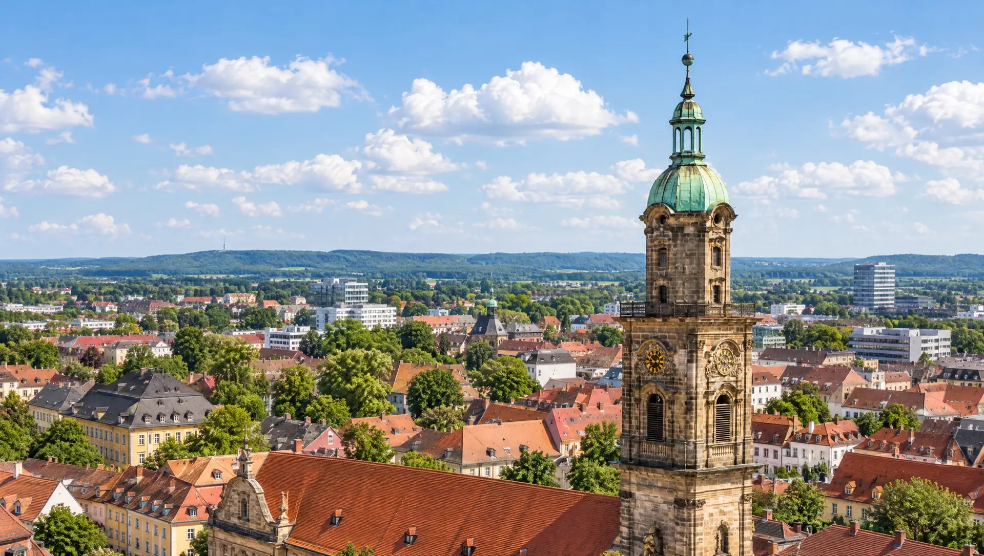 Blick über die Dächer von Erlangen mit dem Turm der Neustädter Kirche