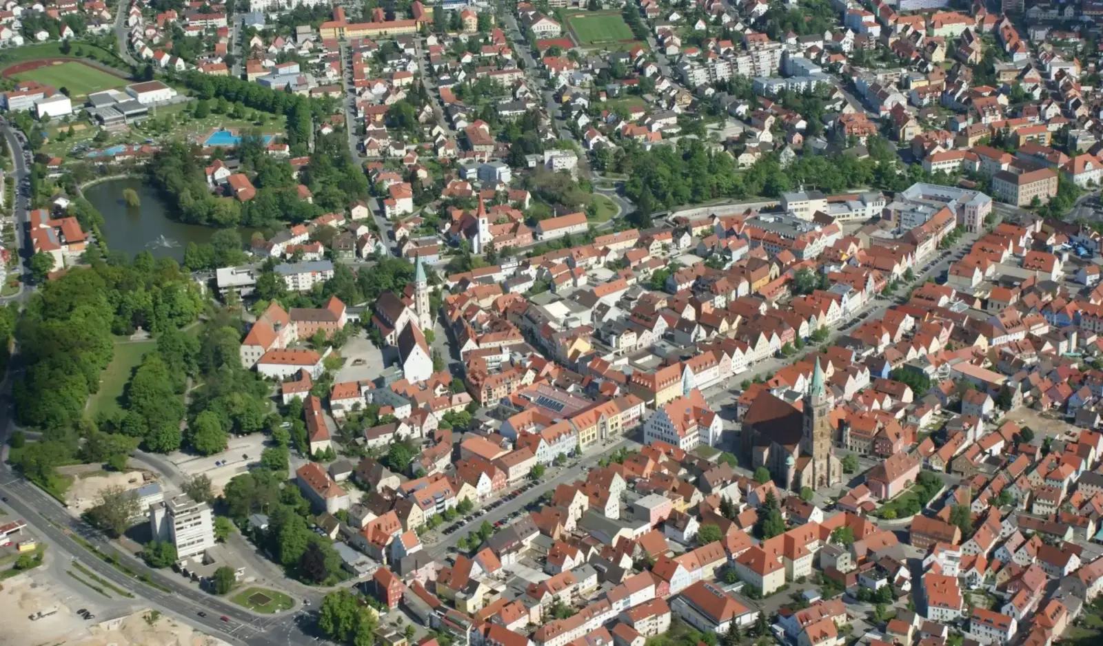 Luftbild von Neumarkt in der Oberpfalz mit Altstadt, Kirchtürmen und Weiher